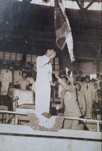 GM Phaa Kru Samaii receives honor flag from HHM King Bhummiporn recognizing Buddhai Sawan Cultural Institute